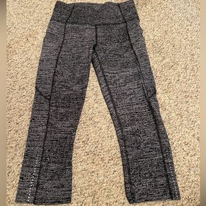 Lululemon cropped leggings. Tag fell off; size 8 with pockets